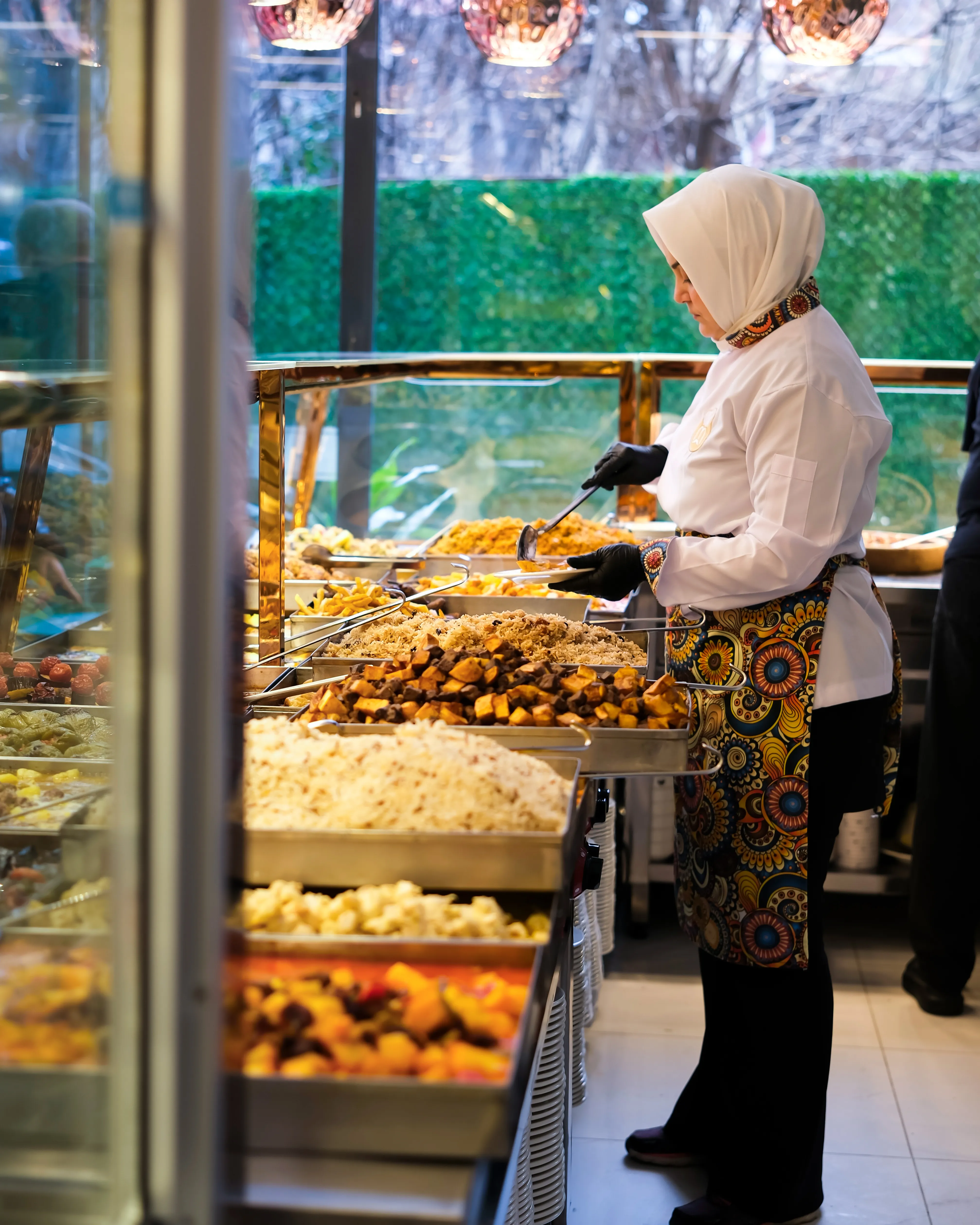 Servis anı — tabak hazırlanırken