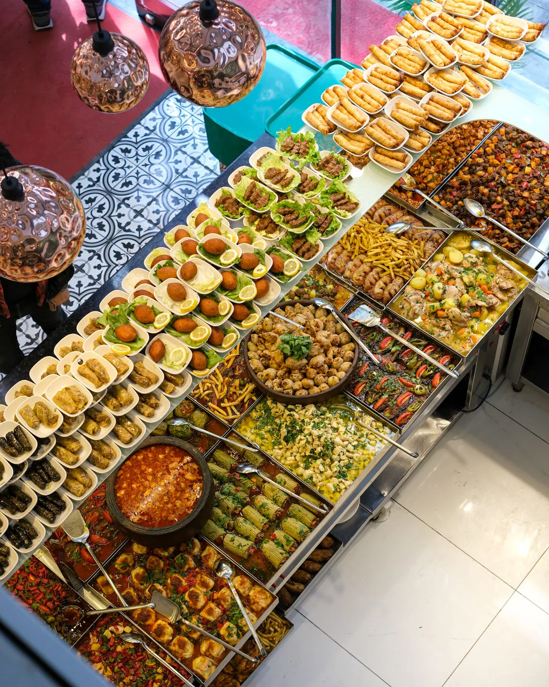 Maksutbey Lokantası — açık tezgâhta günlük yemekler